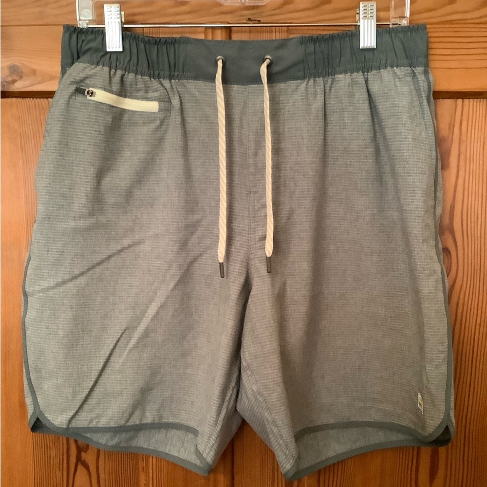 Vuori Men's Athletic Shorts in Two Tone Green